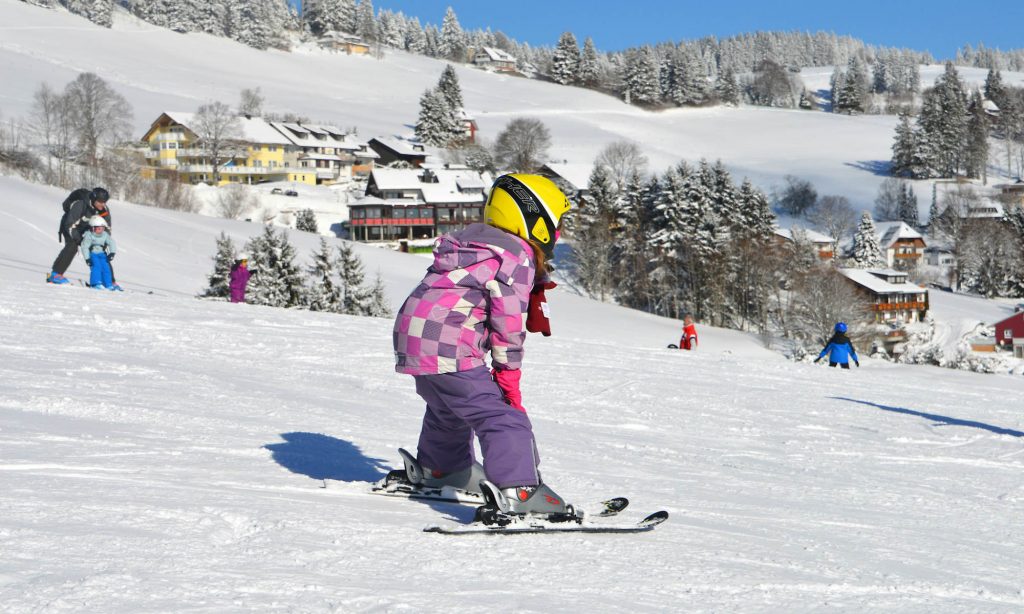 Wie Kinder Skifahren lernen: Ein junger Pistenflitzer auf dem Weg ins Tal.